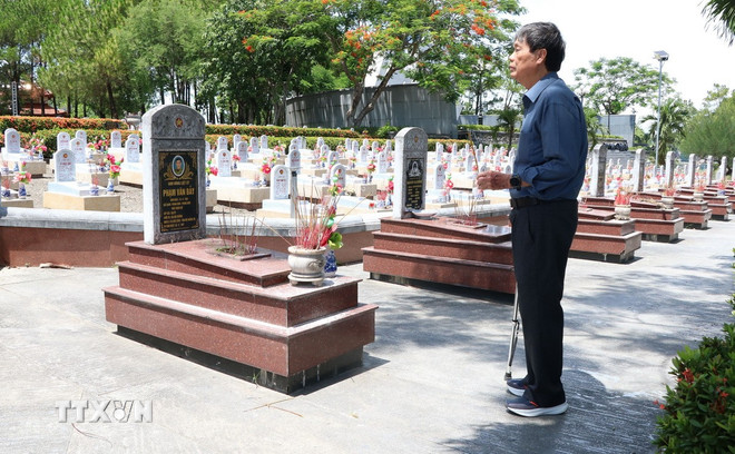 Cựu chiến binh Nguyễn Hà (76 tuổi, thành phố Hải Phòng) thắp hương cho đồng đội tại Nghĩa trang Liệt sỹ Quốc gia Đường 9. (Ảnh: Tường Vi/TTXVN) ttxvn-nghia-trang-liet-sy-quang-tri-5.jpg