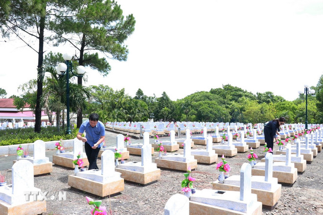 Người dân thắp hương tri ân các Anh hùng liệt sỹ tại Nghĩa trang Liệt sỹ Quốc gia Đường 9. (Ảnh: Tường Vi/TTXVN) ttxvn-nghia-trang-liet-sy-quang-tri-4.jpg