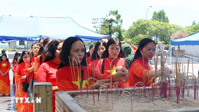 Từng dòng người thắp hương tri ân các Anh hùng liệt sỹ tại Nghĩa trang Liệt sỹ Quốc gia Đường 9. (Ảnh: Tường Vi/TTXVN) ttxvn-nghia-trang-liet-sy-quang-tri-2.jpg