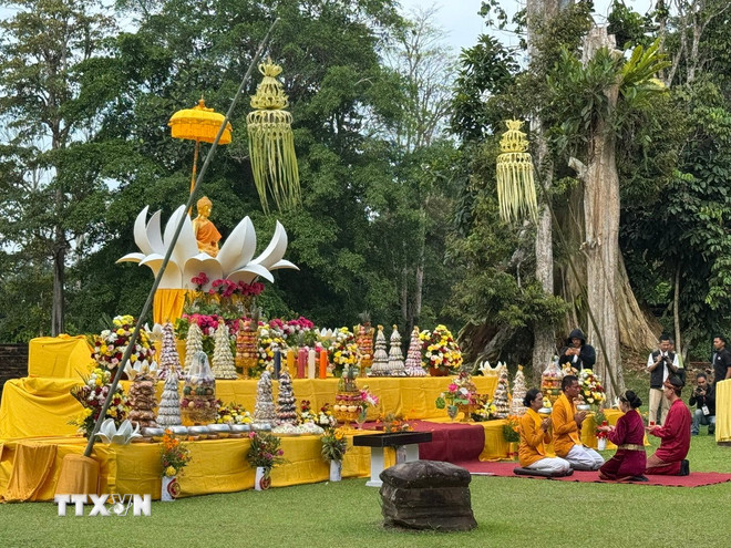Đàn lễ vật tại lễ Phật đản ở đền Kedaton, tỉnh Jambi, Indonesia. (Ảnh: Đỗ Quyên/TTXVN) ttxvn-phat-dan-indonesia-1.jpg
