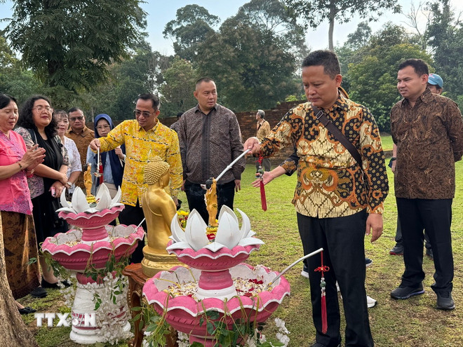 Nghi thức tắm Phật tại lễ Phật đản ở đền Kedaton, tỉnh Jambi, Indonesia. (Ảnh: Đỗ Quyên/TTXVN) ttxvn-phat-dan-indonesia-2.jpg