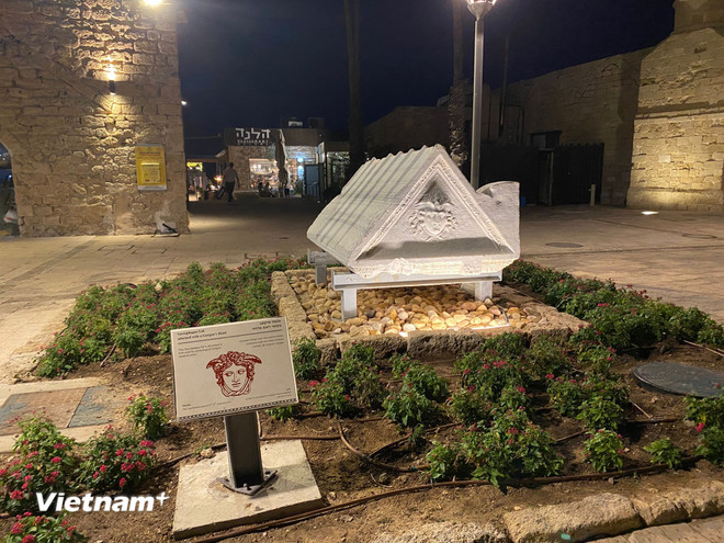 درب یک تابوت سنگی با سر گورگون، نمادی محبوب در هنر رومی، تزئین شده است. (عکس: Thanh Binh/Vietnam+) vnp-cesarea-1.jpg