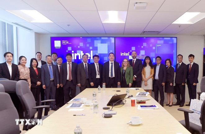 Deputy Minister Cao Anh Tuan and members of the delegation took a photo with representatives of Intel Group. (Photo: VNA) ttxvn-hop-tac-ban-dan-viet-nam-hoa-ky-2.jpg