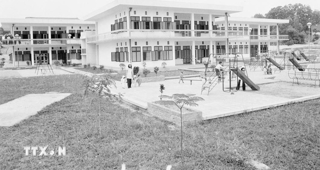 O Jardim de Infância Georgi Dimitrov (hoje Jardim de Infância de Alta Qualidade Viet-Bun), doado pelo Comitê Central da União das Mulheres Búlgaras à capital Hanói, foi concluído em dezembro de 1981. (Foto: Nguyen Tan/VNA) ttxvn-georgi-dimitrov.jpg
