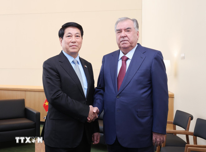 Chủ tịch nước Lương Cường gặp Tổng thống Tajikistan Emomali Rahmon. (Ảnh: Lâm Khánh/TTXVN) ttxvn-chu-tich-nuoc-luong-cuong-gap-tong-thong-tajikistan-8290080.jpg