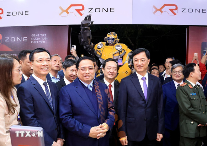 Premier Pham Minh Chinh bezoekt stands op de tentoonstelling. (Foto: Tuan Anh/VNA) ttxvn-thu-tuong-pham-minh-chinh-du-le-khai-mac-ngay-hoi-khoi-nghiep-sang-tao-quoc-gia-2025-8469667-1.jpg