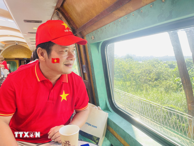 Doanh nghiệp du lịch trải nghiệm, khảo sát dịch vụ trên "The Hanoi Train". (Ảnh: Tuyết Mai/TTXVN) ttxvn-du-lich-tau-hoa-ha-noi-bac-ninh-hanh-trinh-ket-noi-di-san-quang-ba-van-hoa-vung-kinh-bac-8246897-1.jpg