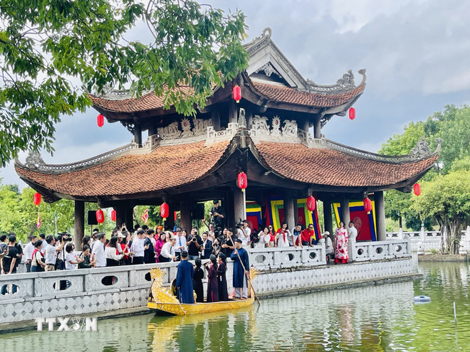 Tiết mục biểu diễn Quan họ Bắc Ninh đón đoàn khảo sát và khách tham quan tại Đền Đô. (Ảnh: Tuyết Mai/TTXVN) ttxvn-du-lich-tau-hoa-ha-noi-bac-ninh-hanh-trinh-ket-noi-di-san-quang-ba-van-hoa-vung-kinh-bac-8246897-4.jpg