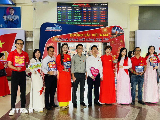 Đoàn khảo sát chụp ảnh lưu niệm trước khi lên tàu "The Hanoi Train - Đoàn tàu du lịch Hà Nội 5 Cửa Ô". (Ảnh: Tuyết Mai/TTXVN) ttxvn-du-lich-tau-hoa-ha-noi-bac-ninh-hanh-trinh-ket-noi-di-san-quang-ba-van-hoa-vung-kinh-bac-8246897-2.jpg