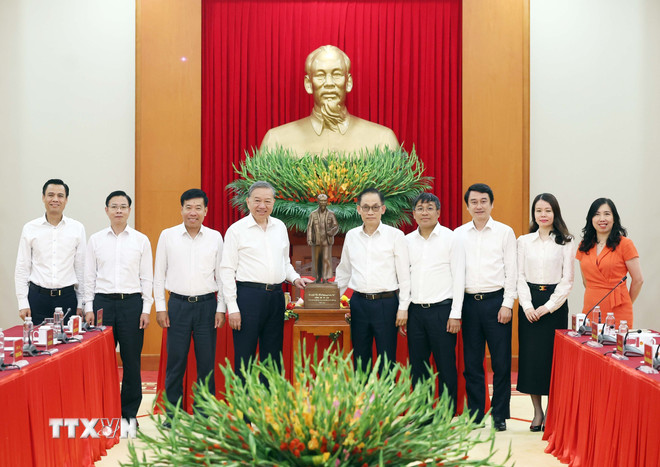 Tổng Bí thư Tô Lâm tặng bức tượng Chủ tịch Hồ Chí Minh cho Bộ Ngoại giao. (Ảnh: Thống Nhất/TTXVN) ttxvn-tong-bi-thu-to-lam-chu-tri-lam-viec-voi-ban-thuong-vu-dang-uy-bo-ngoai-giao-8276556-4.jpg