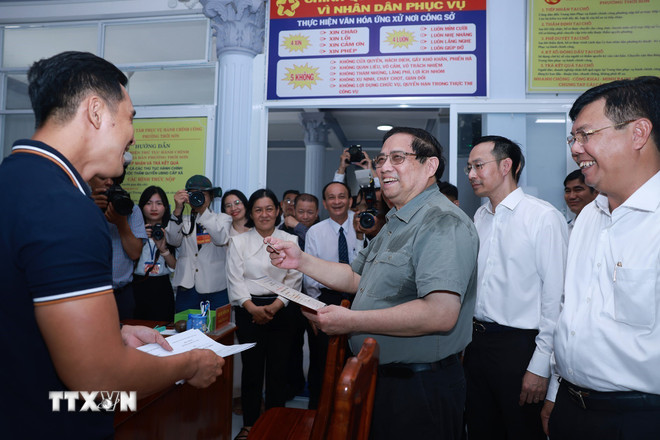 ttxvn-thu-tuong-kiem-tra-mo-hinh-chinh-quyen-dia-phuong-02-cap-tai-an-giang-8160955.jpg