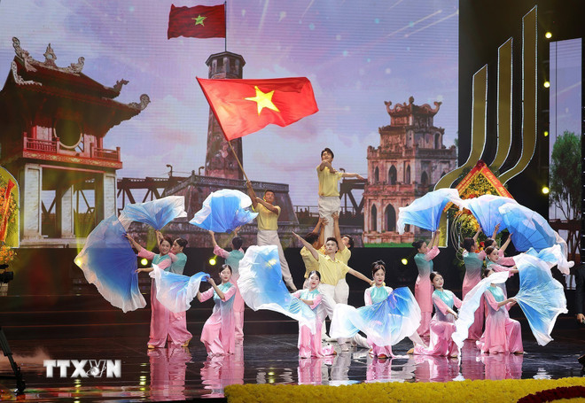 Art program to welcome the Patriotic Emulation Congress of Hanoi city. (Photo: Duong Giang/VNA) ttxvn-thu-tuong-pham-minh-chinh-du-dai-hoi-thi-dua-yeu-nuoc-thanh-pho-ha-noi-8329363-3.jpg