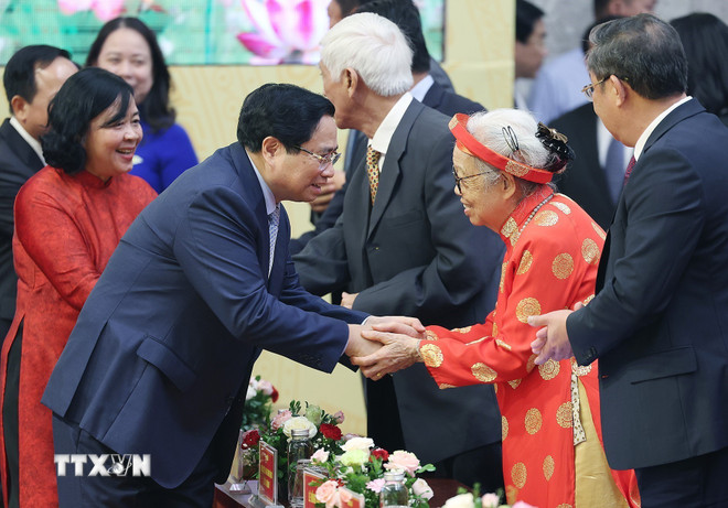 Prime Minister Pham Minh Chinh with delegates attending the Congress. (Photo: Duong Giang/VNA) ttxvn-thu-tuong-pham-minh-chinh-du-dai-hoi-thi-dua-yeu-nuoc-thanh-pho-ha-noi-8329363-1.jpg