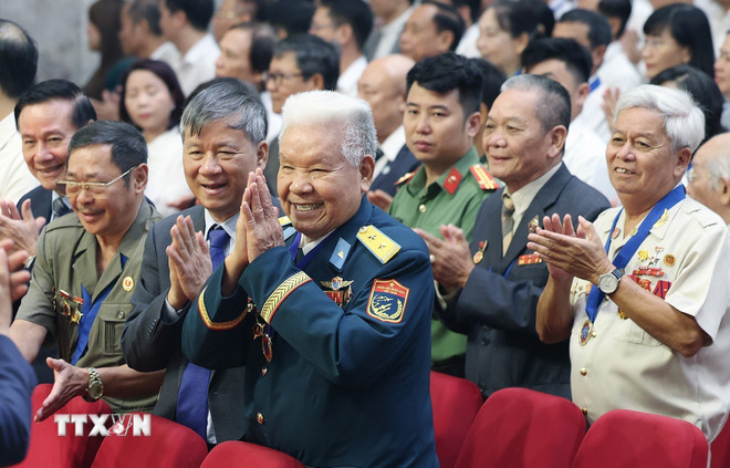 Delegates attending the Hanoi City Patriotic Emulation Congress. (Photo: Duong Giang/VNA) ttxvn-thu-tuong-pham-minh-chinh-du-dai-hoi-thi-dua-yeu-nuoc-thanh-pho-ha-noi-8329363-4.jpg