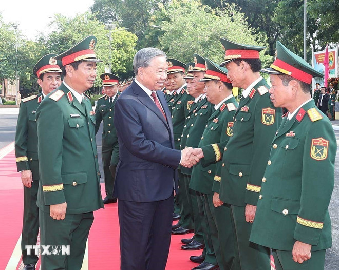 トー・ラム書記長が第1軍区軍創立80周年記念式典に出席。(写真:トン・ニャット/ベトナム通信) ttxvn-tong-bi-thu-to-lam-du-le-ky-niem-80-nam-ngay-truyen-thong-luc-luong-vu-trang-quan-khu-1-8343310-4.jpg