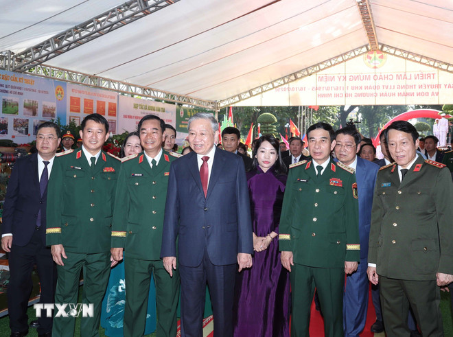 ト・ラム事務総長と代表団は式典で展示会を視察した。(写真:トン・ニャット/VNA) ttxvn-tong-bi-thu-to-lam-du-le-ky-niem-80-nam-ngay-truyen-thong-luc-luong-vu-trang-quan-khu-1-8343310-7.jpg