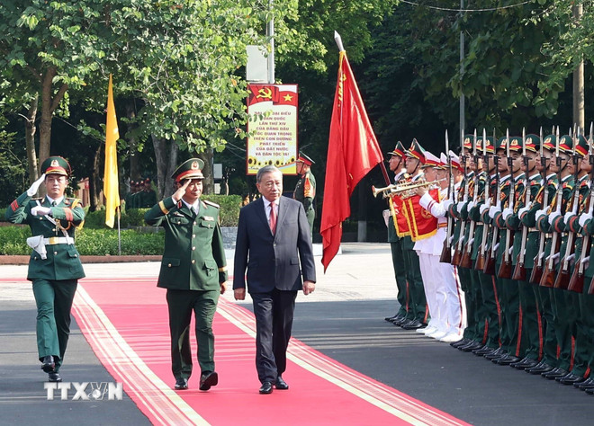 ト・ラム書記長が人民軍儀仗隊を閲兵する。(写真:トン・ニャット/VNA) ttxvn-tong-bi-thu-to-lam-du-le-ky-niem-80-nam-ngay-truyen-thong-luc-luong-vu-trang-quan-khu-1-8343310-2.jpg