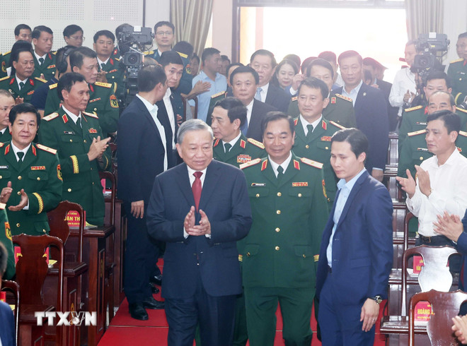 ト・ラム書記長が第1軍区軍創立80周年記念式典に出席。(写真:トン・ニャット/ベトナム通信) ttxvn-tong-bi-thu-to-lam-du-le-ky-niem-80-nam-ngay-truyen-thong-luc-luong-vu-trang-quan-khu-1-8343310-8.jpg