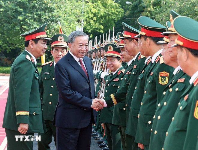 トー・ラム書記長が第1軍区軍創立80周年記念式典に出席。(写真:トン・ニャット/ベトナム通信) ttxvn-tong-bi-thu-to-lam-du-le-ky-niem-80-nam-ngay-truyen-thong-luc-luong-vu-trang-quan-khu-1-8343310-1.jpg