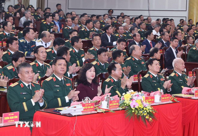 代表団が第1軍区の軍隊創立80周年記念式典に出席。(写真:トン・ニャット/ベトナム通信) ttxvn-tong-bi-thu-to-lam-du-le-ky-niem-80-nam-ngay-truyen-thong-luc-luong-vu-trang-quan-khu-1-8343310-10.jpg