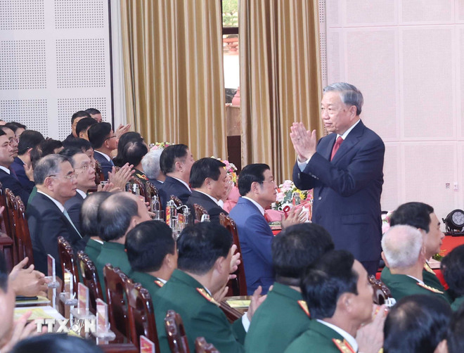 トー・ラム書記長が第1軍区軍創立80周年記念式典に出席。(写真:トン・ニャット/ベトナム通信) ttxvn-tong-bi-thu-to-lam-du-le-ky-niem-80-nam-ngay-truyen-thong-luc-luong-vu-trang-quan-khu-1-8343310-9.jpg