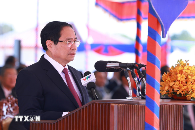 นายกรัฐมนตรีฝ่าม มิญ จิญ กล่าวสุนทรพจน์ในพิธีเปิดด่านชายแดนระหว่างประเทศ เติน นาม-เมิน เจย (ภาพ: Duong Giang/VNA) ttxvn-thu-tuong-va-thu-tuong-campuchia-hun-manet-du-le-khai-truong-cap-cua-khau-quoc-te-tan-nam-meun-chey-8456668-1.jpg