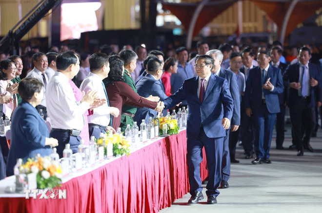 នាយករដ្ឋមន្ត្រី Pham Minh Chinh អញ្ជើញចូលរួមពិធីបិទការតាំងពិព័រណ៌ស្នាដៃជាតិ “៨០ឆ្នាំនៃដំណើរឯករាជ្យ - សេរីភាព - សុភមង្គល”។ (រូបថត៖ Duong Giang/VNA) ttxvn-thu-tuong-pham-minh-chinh-du-le-be-mac-trien-lam-thanh-tuu-dat-nuoc-80-nam-hanh-trinh-doc-lap-tu-do-hanh-phuc-8276698-1.jpg