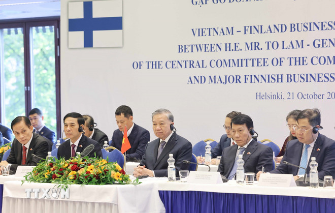 Secretarul general To Lam s-a întâlnit cu mai multe companii finlandeze importante la Helsinki, pe 21 octombrie 2025. (Foto: Thong Nhat/VNA) ttxvn-ttvvn-tong-bi-thu-to-lam-gap-mot-so-doanh-nghiep-tieu-bieu-cua-phan-lan-8353079-2.jpg
