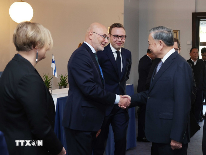 Secretaris-generaal Lam ontmoette op 21 oktober 2025 in Helsinki verschillende vooraanstaande Finse bedrijven. (Foto: Thong Nhat/VNA) ttxvn-ttvvn-tong-bi-thu-to-lam-gap-mot-so-doanh-nghiep-tieu-bieu-cua-phan-lan-8353079-1.jpg