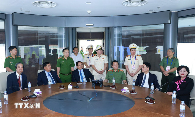 Perdana Menteri Pham Minh Chinh mengunjungi pusat komando Pusat Data Nasional. (Foto: Duong Giang/VNA) ttxvn-thu-tuong-pham-minh-chinh-du-le-khai-truong-trung-tam-du-lieu-quoc-gia-8218595-1.jpg