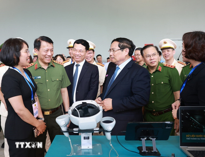 នាយករដ្ឋមន្ត្រី Pham Minh Chinh ទស្សនាស្តង់តាំងបង្ហាញផលិតផលបច្ចេកវិទ្យា។ (រូបថត៖ Duong Giang/VNA) ttxvn-thu-tuong-pham-minh-chinh-du-le-khai-truong-trung-tam-du-lieu-quoc-gia-8218595-8.jpg