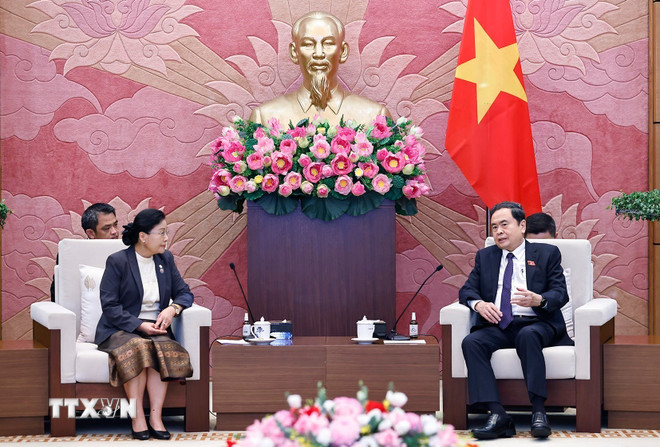O presidente da Assembleia Nacional, Tran Thanh Man, recebeu a Sra. Viengthong Siphandon, presidente do Supremo Tribunal Popular do Laos. (Foto: Doan Tan/VNA) ttxvn-chu-tich-quoc-hoi-tran-thanh-man-tiep-chanh-an-toa-an-nhan-dan-toi-cao-lao-viengthong-siphandon-5.jpg