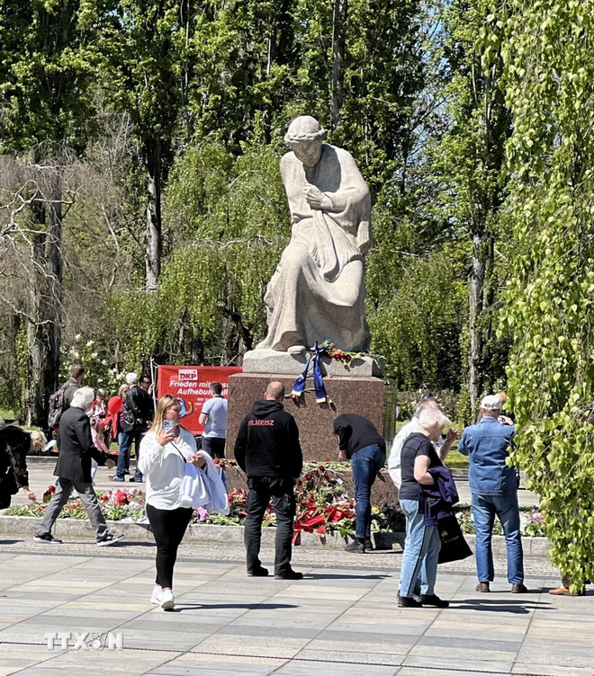 ttxvn-tuong-niem-hong-quan-lien-xo-berlin-3.jpg