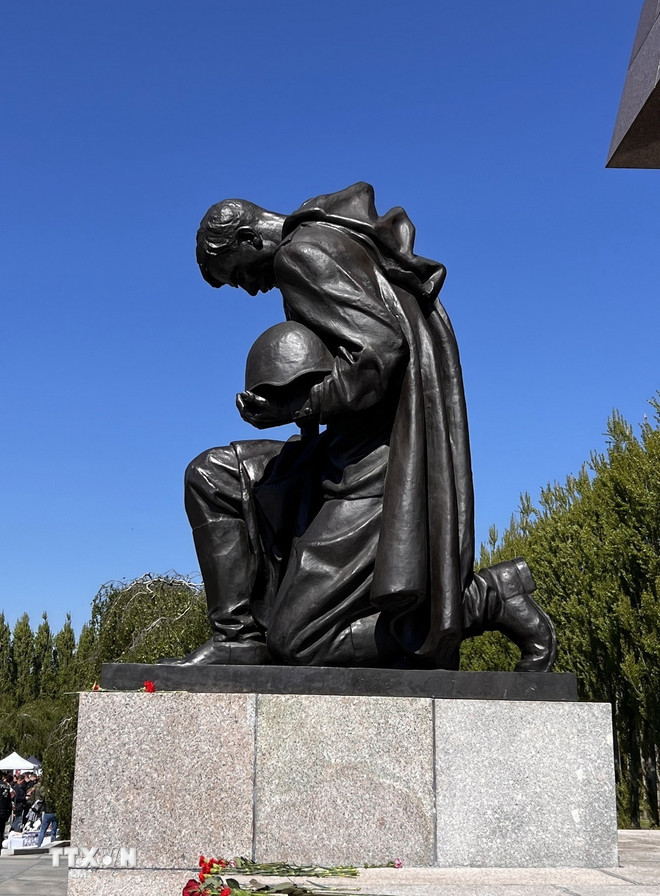 ttxvn-tuong-niem-hong-quan-lien-xo-berlin-4.jpg