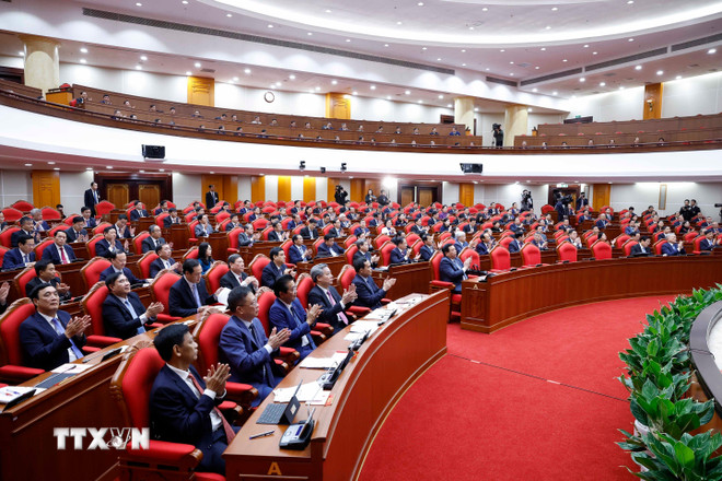 Afgevaardigden wonen de openingssessie bij van de 14e Conferentie van het 13e Centraal Comité van de Partij. (Foto: Thong Nhat/VNA) ttxvn-khai-mac-hoi-nghi-lan-thu-14-ban-chap-hanh-trung-uong-dang-khoa-xiii-8387073.jpg