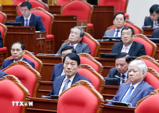Afgevaardigden wonen de openingssessie bij van de 14e Conferentie van het 13e Centraal Comité van de Partij. (Foto: Thong Nhat/VNA) ttxvn-khai-mac-hoi-nghi-lan-thu-14-ban-chap-hanh-trung-uong-dang-khoa-xiii-8387063-7.jpg