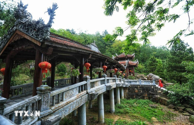 សម្រស់បុរាណនៃស្ពាន Thau Ngoc នៅវត្ត Con Son ដែលជាផ្នែកមួយនៃរមណីយដ្ឋាន Con Son - Kiep Bac (Hai Duong)។ (រូបថត៖ Tuan Anh/VNA) ttxvn-vinh-nghiem-yen-tu-2.jpg