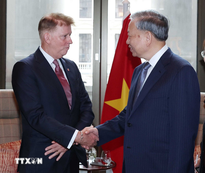 Le secrétaire général To Lam a reçu Chris Drewer, vice-président senior du groupe Airbus Asie-Pacifique. (Photo : Thong Nhat/VNA) ttxvn-tong-bi-thu-to-lam-tiep-pho-chu-tich-cap-cao-tap-doan-airbus-khu-vuc-chau-a-thai-binh-duong-chris-drewer-8372978-3.jpg