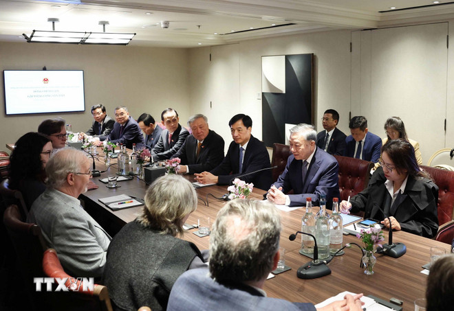 អគ្គលេខាធិកា To Lam បានទទួលជួបអគ្គលេខាបក្សកុម្មុយនិស្តចក្រភពអង់គ្លេស Robert Griffiths និងសមាជិកនៃគណៈប្រតិភូ។ (រូបថត៖ Thong Nhat/VNA) ttxvn-tong-bi-thu-to-lam-tiep-tong-bi-thu-dang-cong-san-anh-robert-griffiths-6.jpg
