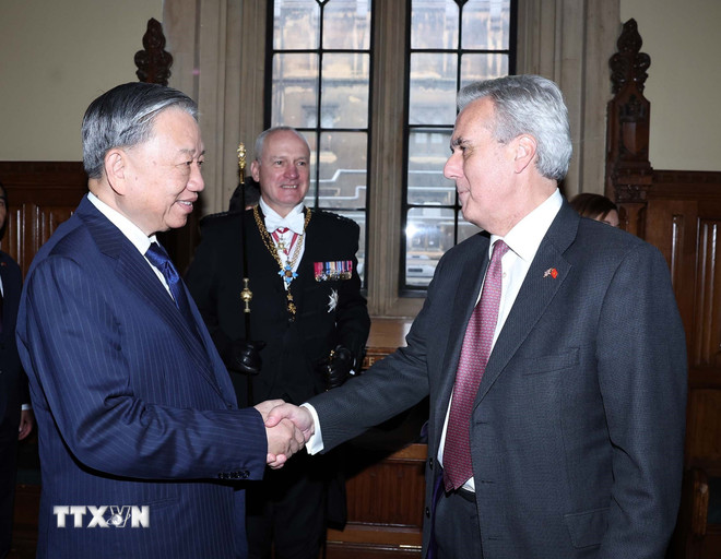 Generalsekretær To Lam møtte den tverrpolitiske parlamentariske gruppen som støtter Vietnam i det britiske parlamentet. (Foto: Thong Nhat/VNA) ttxvn-tong-bi-thu-to-lam-gap-nhom-nghi-sy-lien-dang-ung-ho-viet-nam-tai-quoc-hoi-anh-8373575-1.jpg