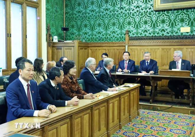 Delegater fra den vietnamesiske delegasjonen på møtet i den tverrpolitiske parlamentariske gruppen som støtter Vietnam i det britiske parlamentet. (Foto: Thong Nhat/VNA) ttxvn-tong-bi-thu-to-lam-gap-nhom-nghi-sy-lien-dang-ung-ho-viet-nam-tai-quoc-hoi-anh-8373575-4.jpg