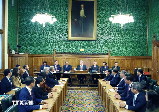 Generalsekretær To Lam møtte den tverrpolitiske parlamentariske gruppen som støtter Vietnam i det britiske parlamentet. (Foto: Thong Nhat/VNA) ttxvn-tong-bi-thu-to-lam-gap-nhom-nghi-sy-lien-dang-ung-ho-viet-nam-tai-quoc-hoi-anh-8373575-2.jpg