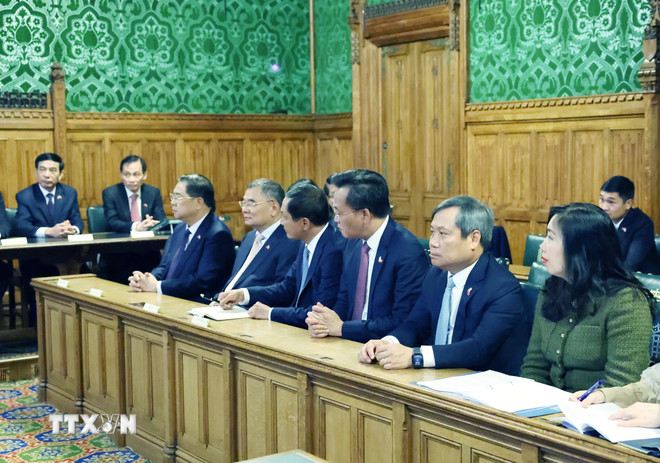 Delegater fra den vietnamesiske delegasjonen på møtet i den tverrpolitiske parlamentariske gruppen som støtter Vietnam i det britiske parlamentet. (Foto: Thong Nhat/VNA) ttxvn-tong-bi-thu-to-lam-gap-nhom-nghi-sy-lien-dang-ung-ho-viet-nam-tai-quoc-hoi-anh-8373575-3.jpg