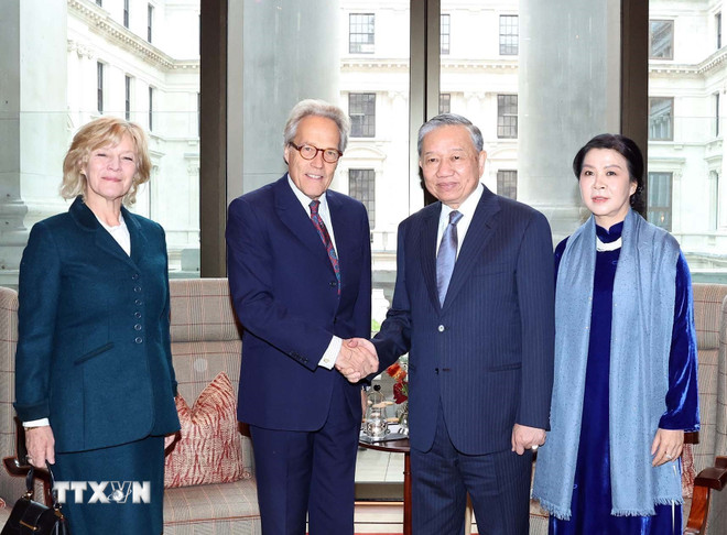 General Secretary To Lam and his wife received Duke of Richmond Charles Gordon-Lennox and his wife. (Photo: Thong Nhat/VNA) ttxvn-tong-bi-thu-to-lam-va-phu-nhan-tiep-cong-tuoc-xu-richmond-charles-gordon-lennox-va-phu-nhan-8373035-1.jpg