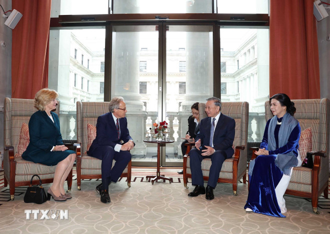 General Secretary To Lam and his wife received Duke of Richmond Charles Gordon-Lennox and his wife. (Photo: Thong Nhat/VNA) ttxvn-tong-bi-thu-to-lam-va-phu-nhan-tiep-cong-tuoc-xu-richmond-charles-gordon-lennox-va-phu-nhan-8373035-3.jpg