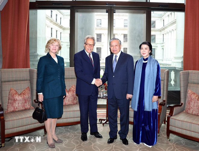 General Secretary To Lam and his wife received Duke of Richmond Charles Gordon-Lennox and his wife. (Photo: Thong Nhat/VNA) ttxvn-tong-bi-thu-to-lam-va-phu-nhan-tiep-cong-tuoc-xu-richmond-charles-gordon-lennox-va-phu-nhan-8373035-2.jpg