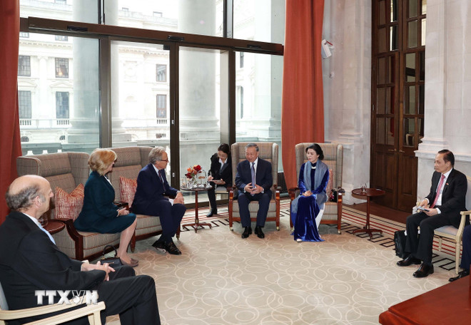 General Secretary To Lam and his wife received Duke of Richmond Charles Gordon-Lennox and his wife. (Photo: Thong Nhat/VNA) ttxvn-tong-bi-thu-to-lam-va-phu-nhan-tiep-cong-tuoc-xu-richmond-charles-gordon-lennox-va-phu-nhan-8373035-4.jpg