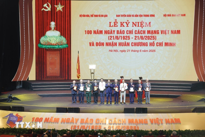 Thủ tướng Phạm Minh Chính tặng biểu trưng cho các nhà báo lão thành. (Ảnh: Minh Quyết/TTXVN) ttxvn-thu-tuong-pham-minh-chinh-tang-bieu-trung-cho-cac-nha-bao-lao-thanh.jpg