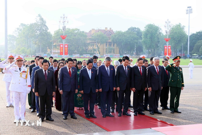 Các đồng chí lãnh đạo Đảng, Nhà nước và đại biểu Quốc hội dự Kỳ họp thứ 9 vào Lăng viếng Chủ tịch Hồ Chí Minh. (Ảnh: An Đăng/TTXVN)