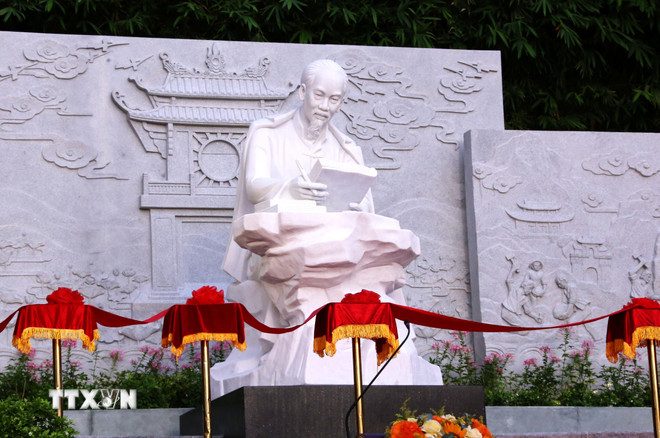 The statue of Uncle Ho is located in the center of the Da Nang Library campus (Hai Chau ward, Da Nang city). (Photo: Tran Le Lam/VNA) ttxvn-da-nang-khanh-thanh-cong-trinh-tuong-bac-ho-8240192-3.jpg